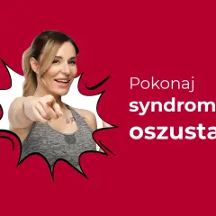 Uśmiechnięta kobieta w sportowym topie wskazuje palcem, zachęcając do pokonania syndromu oszusta.