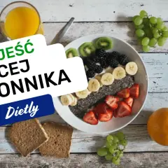 Jak jeść więcej błonnika? Pyszna owsianka z owocami, chleb pełnoziarnisty i sok pomarańczowy.