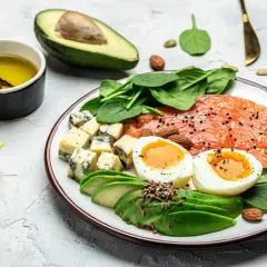 Pyszne danie keto: łosoś, jajka, awokado, ser pleśniowy i szpinak. Idealne na dietę keto co jeść.