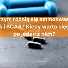 Niebieskie hantle i kapsułki. Dowiedz się, czym są aminokwasy BCAA i kiedy warto je stosować.
