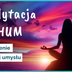 Sylwetka osoby medytującej w pozycji lotosu na tle zachodzącego słońca. Tekst: "Medytacja SO HUM. Wyciszenie i spokój umysłu.