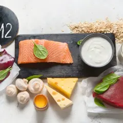 Witaj w świecie witaminy B12! Gdzie występuje? Zobacz: wątróbka, łosoś, jajka, ser, mleko, krewetki, sardynki, płatki owsiane i suplementy.
