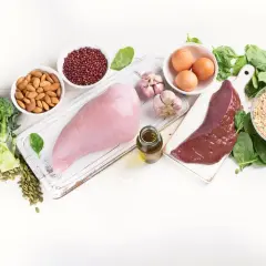 W czym jest selen? Wątróbka, jajka, migdały, brokuły, czosnek, pestki dyni, płatki owsiane i szpinak to bogate źródła.