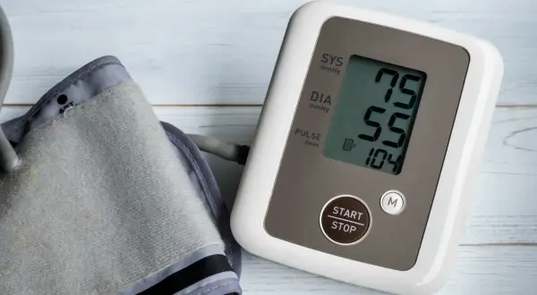 Ciśnieniomierz pokazuje 75/55 mmHg, co oznacza niskie ciśnienie rozkurczowe. Tętno 104.