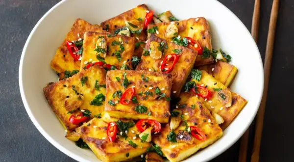 Usmażone kawałki tofu, posypane chili, czosnkiem i sezamem. To jest właśnie pyszne tofu!
