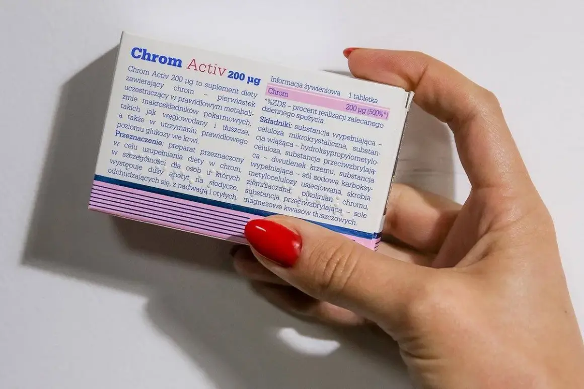 Dłoń trzyma opakowanie suplementu diety Chrom Activ 200 µg, zawierającego chrom.
