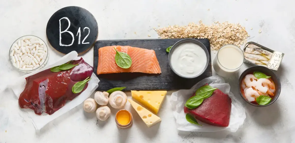 Witaj w świecie witaminy B12! Gdzie występuje? Zobacz: wątróbka, łosoś, jajka, ser, mleko, krewetki, sardynki, płatki owsiane i suplementy.