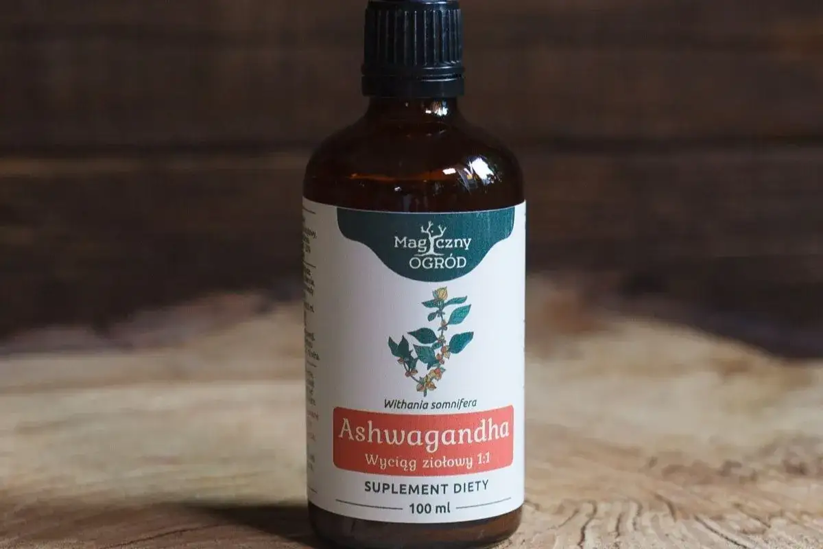 Butelka z ekstraktem z ashwagandhy. Warto sprawdzić potencjalne ashwagandha skutki uboczne przed użyciem.