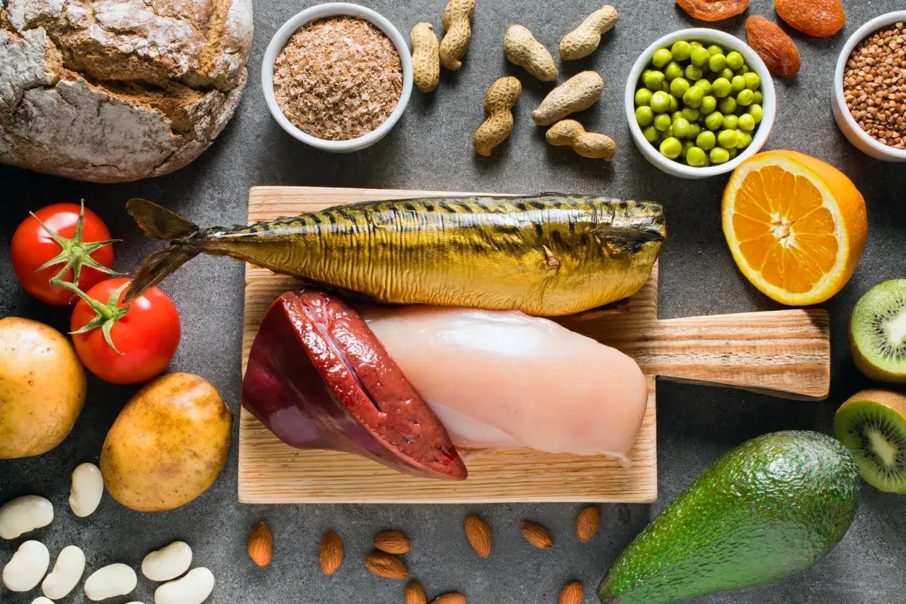 Wędzona makrela, wątróbka, pierś kurczaka, pomidory, ziemniaki, pomarańcza, kiwi, awokado, orzechy, fasola, groch, kasza i chleb – bogactwo składników odżywczych, w tym witamina PP.