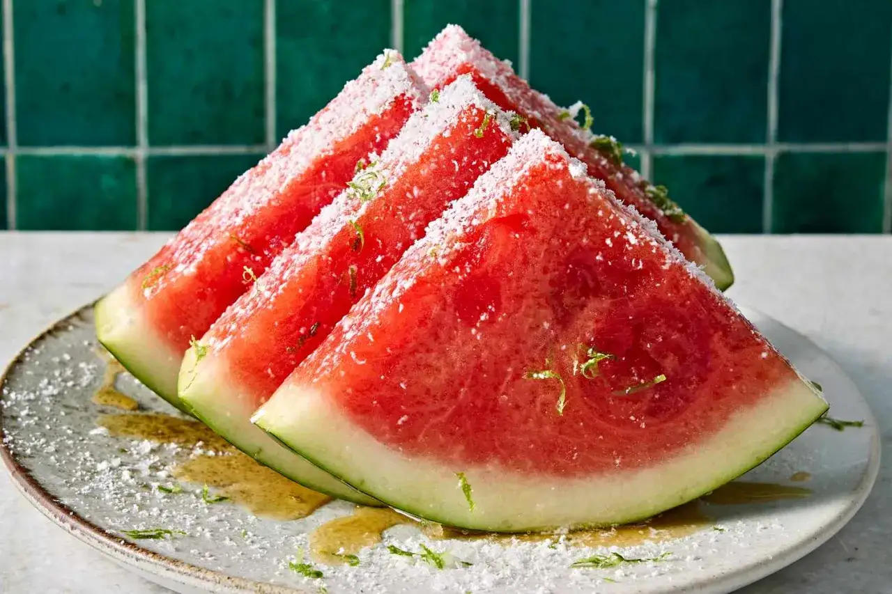 Soczyste kawałki arbuza posypane cukrem i skórką z limonki. Czy arbuz jest zdrowy? Tak, to pyszna i orzeźwiająca przekąska!