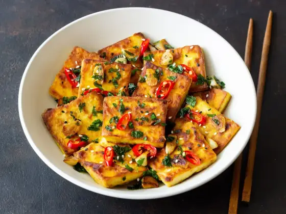 Tofu - co to jest i jak je przygotować, żeby było chrupiące?