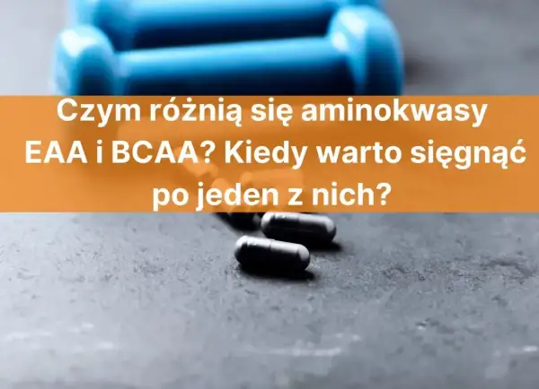 Niebieskie hantle i kapsułki. Dowiedz się, czym są aminokwasy BCAA i kiedy warto je stosować.
