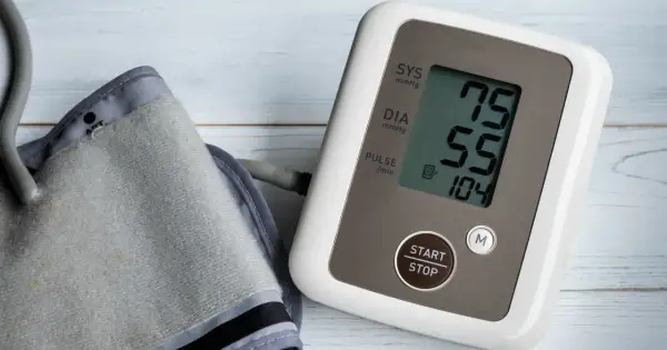 Ciśnieniomierz pokazuje 75/55 mmHg, co oznacza niskie ciśnienie rozkurczowe. Tętno 104.