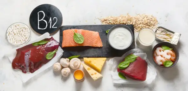 Witaj w świecie witaminy B12! Gdzie występuje? Zobacz: wątróbka, łosoś, jajka, ser, mleko, krewetki, sardynki, płatki owsiane i suplementy.